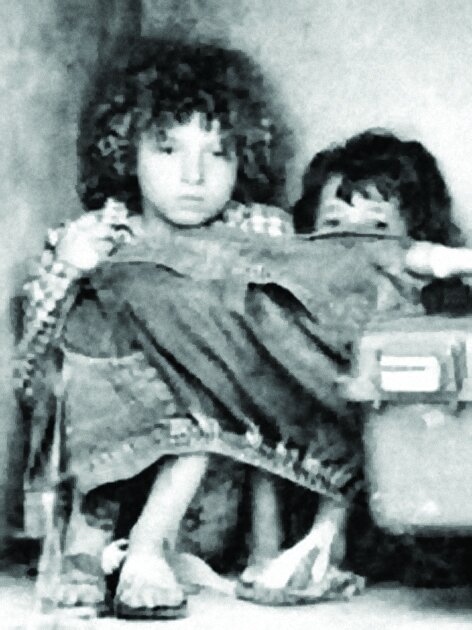 ماجرای باورنکردنی کودکانی که در میان حیوانات رشد کردند | تصویر پسری که در غار گرگها زیست و شبیه آنها شد