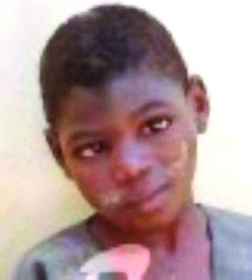 ماجرای باورنکردنی کودکانی که در میان حیوانات رشد کردند | تصویر پسری که در غار گرگها زیست و شبیه آنها شد