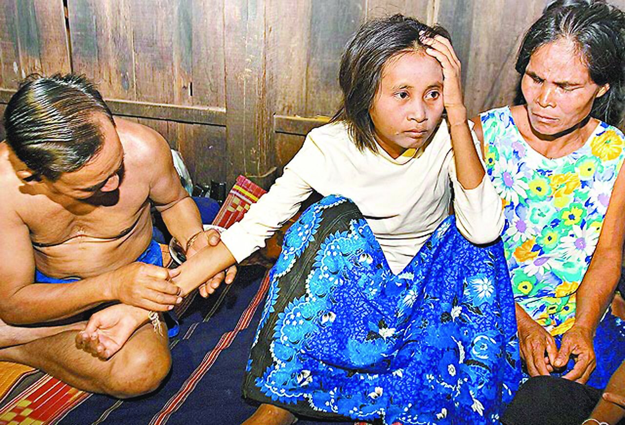 ماجرای باورنکردنی کودکانی که در میان حیوانات رشد کردند | تصویر پسری که در غار گرگها زیست و شبیه آنها شد