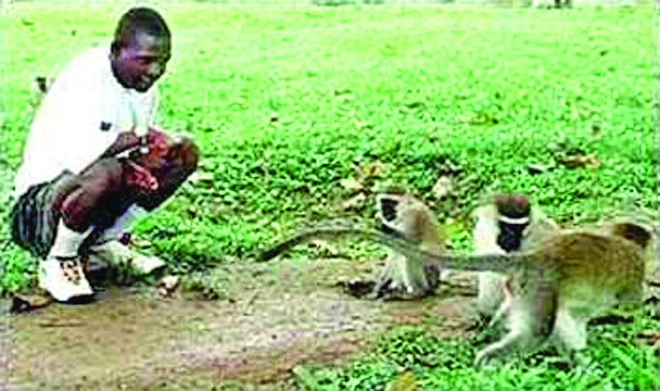 ماجرای باورنکردنی کودکانی که در میان حیوانات رشد کردند | تصویر پسری که در غار گرگها زیست و شبیه آنها شد
