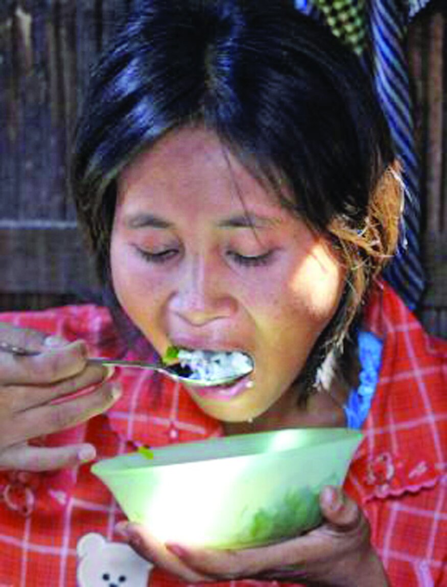 ماجرای باورنکردنی کودکانی که در میان حیوانات رشد کردند | تصویر پسری که در غار گرگها زیست و شبیه آنها شد
