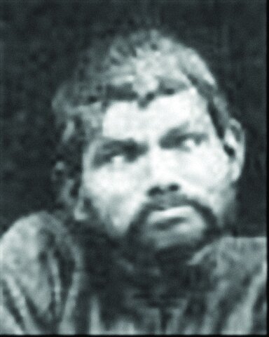 ماجرای باورنکردنی کودکانی که در میان حیوانات رشد کردند | تصویر پسری که در غار گرگها زیست و شبیه آنها شد