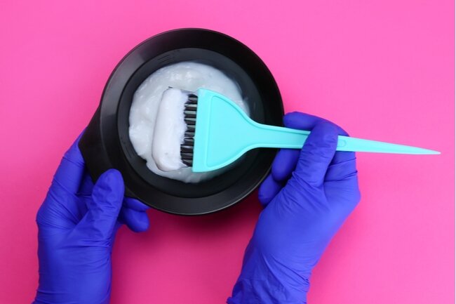 چگونه رنگ مو را از روی پوست پاک کنیم ؟ | روش های پاک کردن لکه رنگ مو از روی پوست دست ، صورت و ناخن