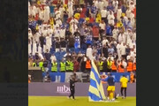تصاویر عجیب جنگ پرچم و درگیری شدید سعودی‌ها وسط زمین فوتبال! | جشن قهرمانی رونالدو به زد و خورد کشید