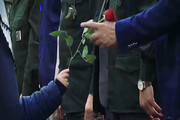 عکس | زیباترین تندیس از شهید حاج قاسم سلیمانی؛ «هدیه گل فرزند شهید» در تهران