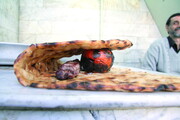این مرد وارث یکی از قدیمی‌ترین کبابی‌های ری است | لذت کباب با ریحون در عصر چراغ زنبوری