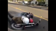 واکنش متفاوت پلیس قطر به موتور سواری که حرکات نمایشی کرد
