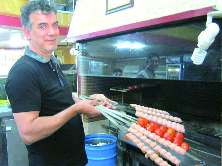 این مرد وارث یکی از قدیمیترین کبابیهای ری است | لذت کباب با ریحون در عصر چراغ زنبوری