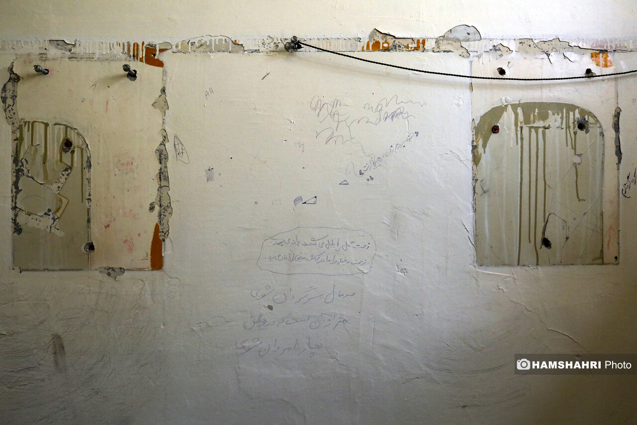 عکس | شعرهای تلخی که زندانیان در دیوارهای زندان رجایی شهر به یادگار گذاشتند | دلبر نازک بدنم ... | ... بهتر از آن است که در وطن ...