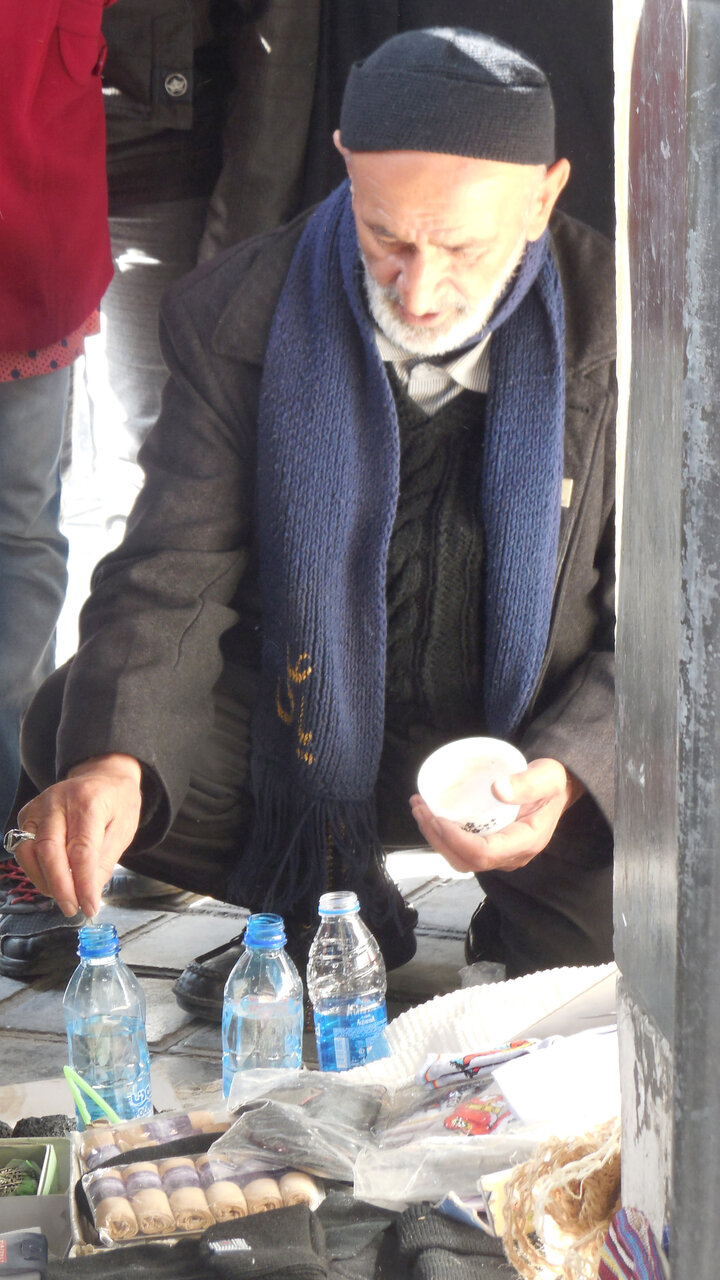 آداب ساده کسب و کار در حدیث دلدادگی پیرمرد دستفروش | شستوشوی روح پای یک بساط کوچک