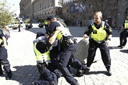 هتک حرمت مجدد به قرآن کریم در سوئد | پلیس مخالفان را بازداشت کرد!