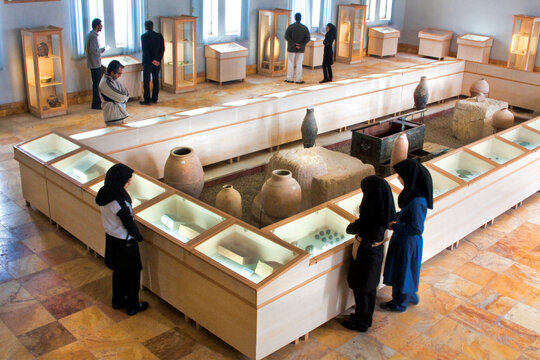 موزه آبادان اشياي زيادي براي تماشا دارد كه تقريبا همگي داخل ويترين‌هاي شيشه‌اي قرار دارند. آثاري از دوره‌هاي پيش از تاريخ تا دوره قاجار را مي‌توانيد در اين موزه ببينيد.