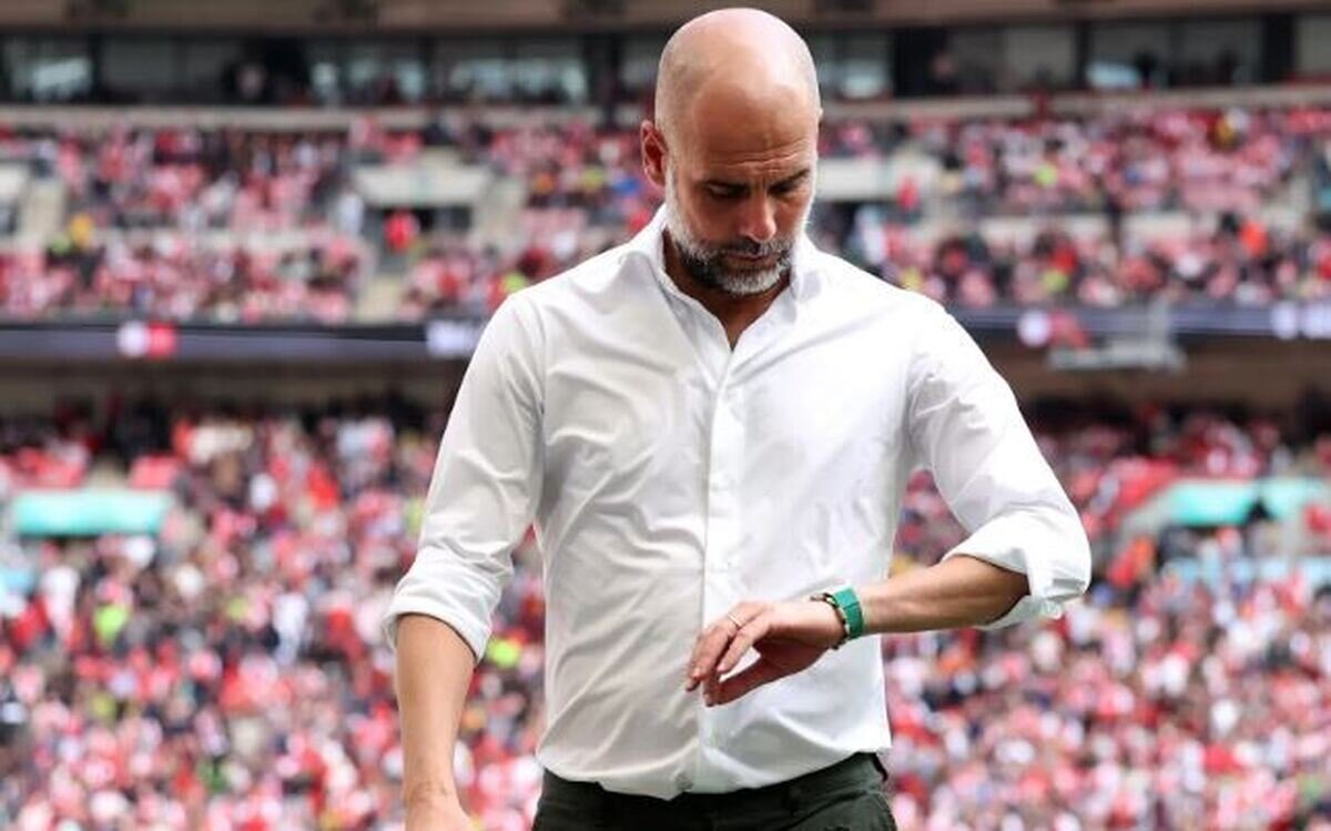 عکس| سرمربی لاکچری با ساعت ۱۴,۰۰۰,۰۰۰,۰۰۰ تومانی!