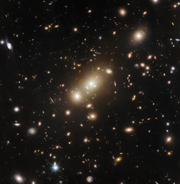 عکس | لویاتان کیهانی که تلسکوپ هابل ثبت کرد | این خوشه عظیم ستاره‌ای چقدر از ما فاصله دارد؟