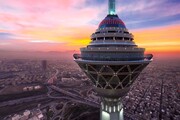 ببینید | مراسم اهتزاز پرچم‌های حرمین در بلندترین برج تهران | طنین نوای یا حسین در برج میلاد