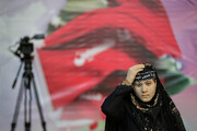 تصاویر | اهتزاز ۵ پرچم حرم اهل بیت در گنبد آسمان تهران | هیجان و احساسات حاضرین را ببینید