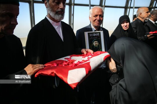 اهتزاز ۵ پرچم حرم اهل بیت در گنبد آسمان تهران