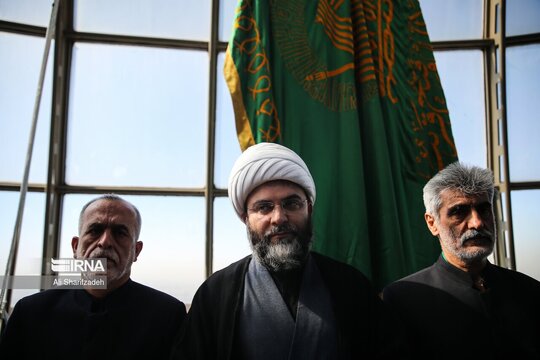 اهتزاز ۵ پرچم حرم اهل بیت در گنبد آسمان تهران