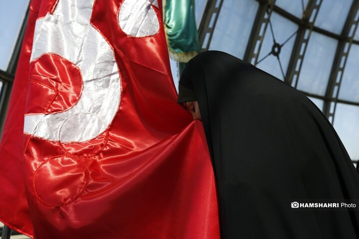 اهتزاز ۵ پرچم حرمین عتبات عالیات در برج میلاد