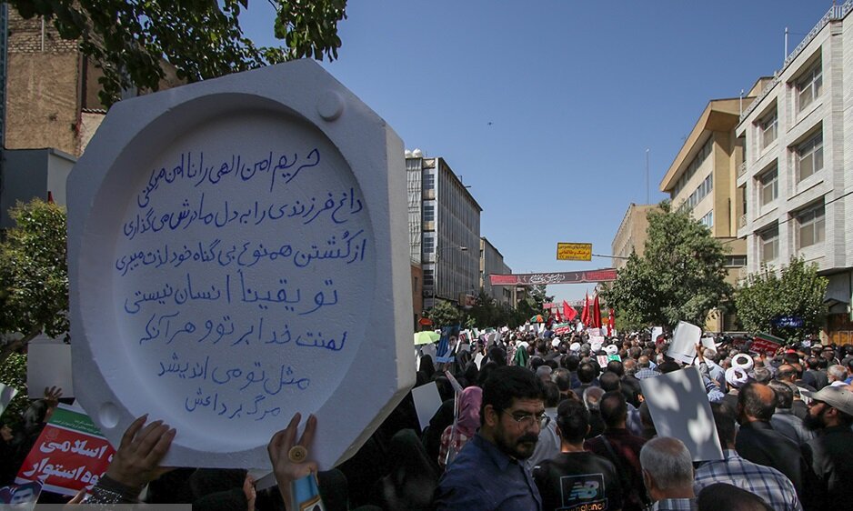 وداع پرشور مردم شیراز با شهدای حادثه تروریستی حرم شاهچراغ(ع) | تو یقینا انسان نیستی؛ تصویر نوشتهای که در میان جمعیت خودنمایی میکرد