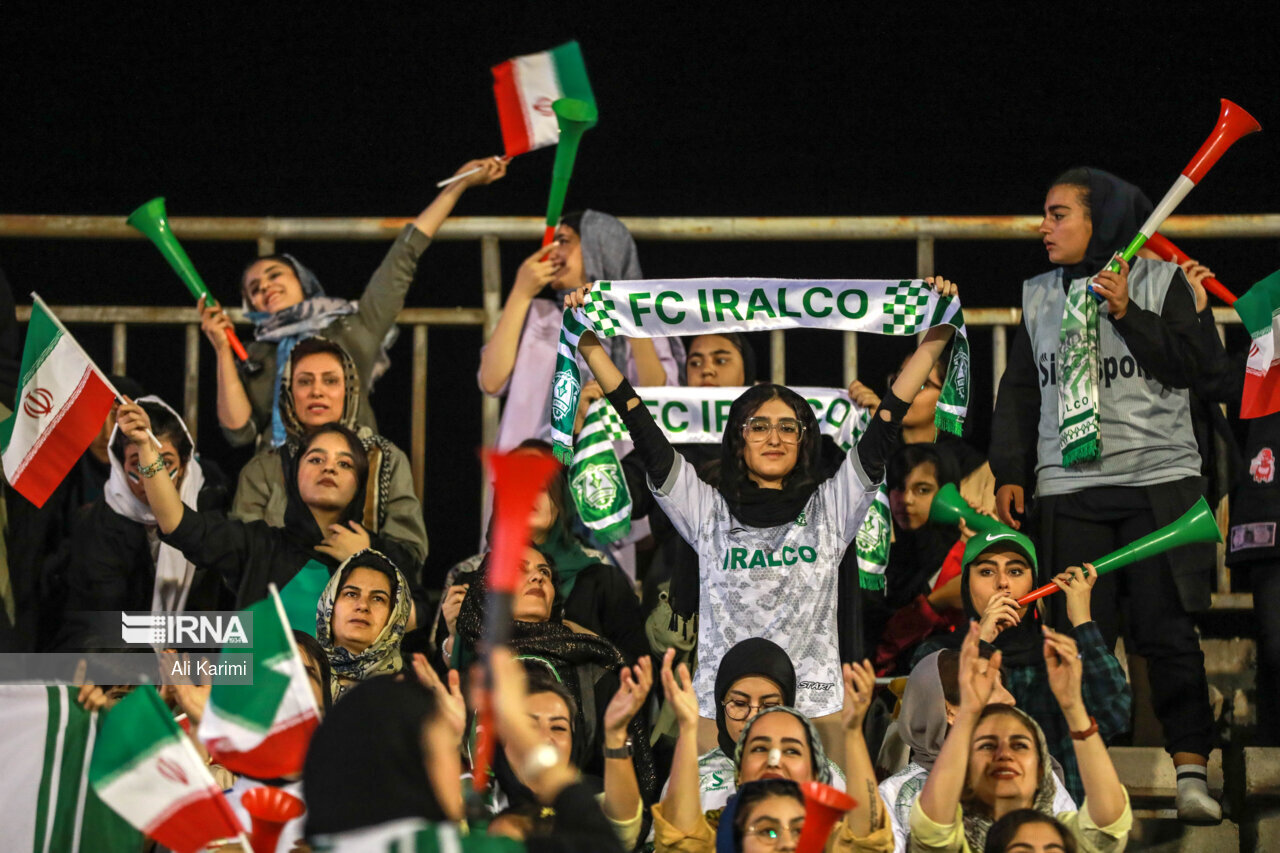 تصاویر دختران تماشاگر در مسابقه فوتبال لیگ برتر | هواداران پر شور تیم شهرستانی