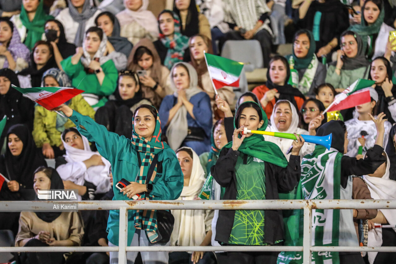 تصاویر دختران تماشاگر در مسابقه فوتبال لیگ برتر | هواداران پر شور تیم شهرستانی