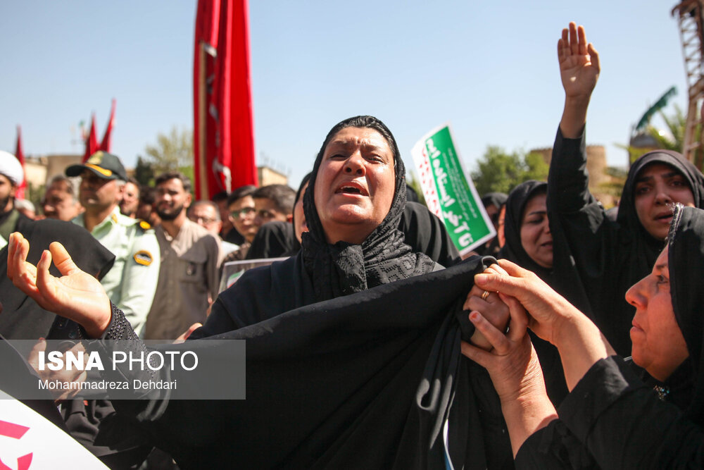 عکس | بی تابی یکی از بازماندگان شهدای حمله تروریستی شاهچراغ(ع)