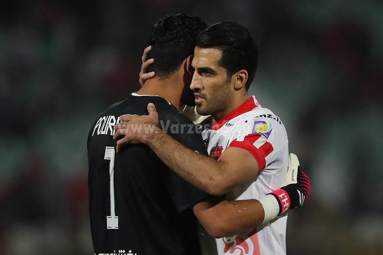 عکس | زیباترین تصویر در بازی پرسپولیس-تراکتور؛ گریه روی شانه کاپیتان امیری