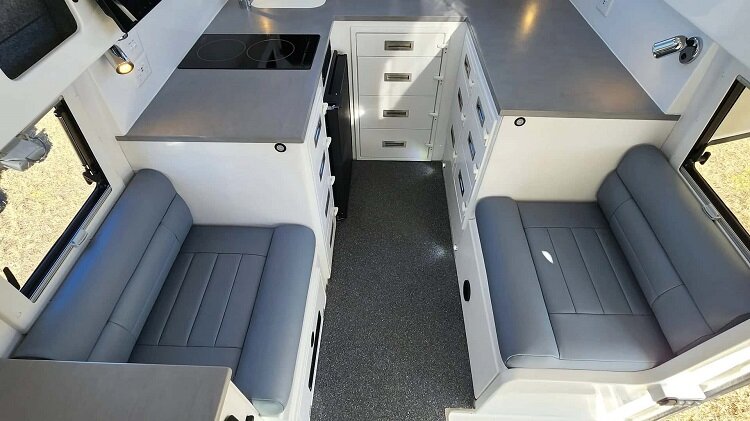 تصاویر | خانهای جذاب بر روی لندکروزر ۶ چرخ!