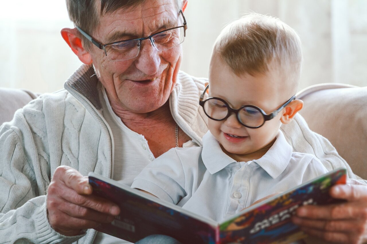 کودک و پدربزرگ - پیرچشمی - کودک عینکی