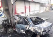 تصاویر لحظه مچاله شدن و آتش گرفتن پژو در برخورد با تیر چراغ برق در تبریز | پرت شدن راننده از خودرو باعث نجات جانش شد