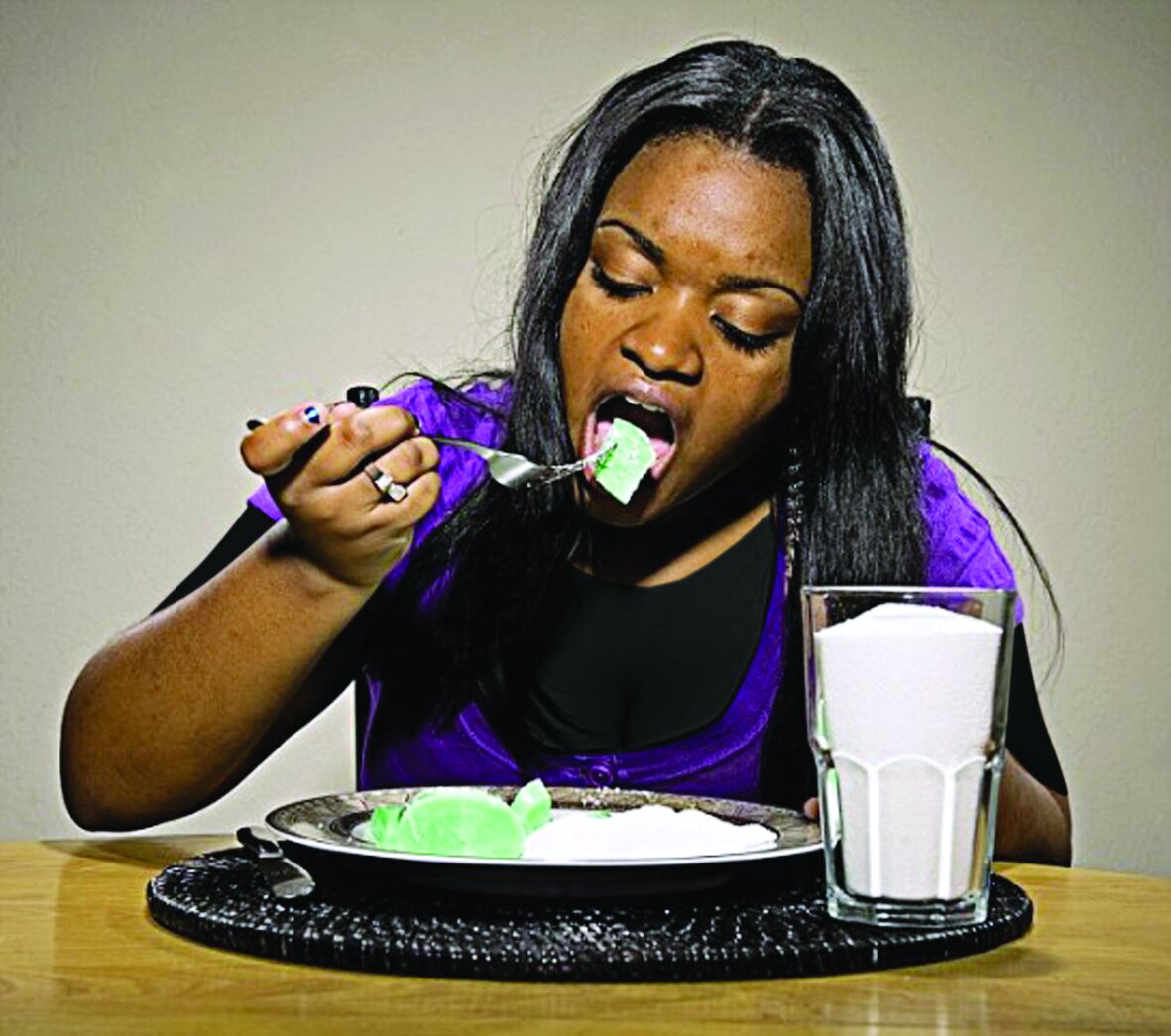 این زن صابون میخورد | او صبحها که از خواب بیدار میشود حتما باید پودر لباسشویی یا صابون بخورد