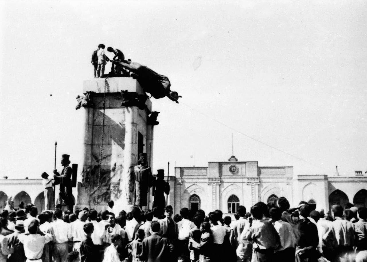 روایت تصویری کوتاه‌ترین کودتای تاریخ | از سقوط مجسمه شاه تا بازگشت فراری