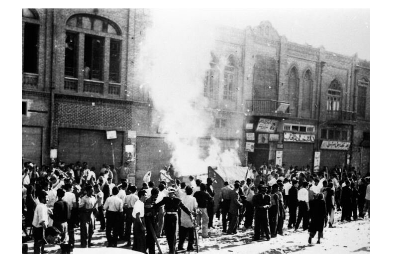 روایت تصویری کوتاهترین کودتای تاریخ | از سقوط مجسمه شاه تا بازگشت فراری