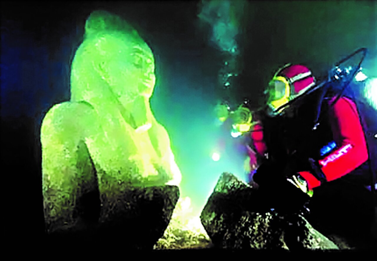 زیر این آبها پر از گنج است