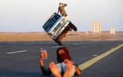 ببینید | شیرین‌کاری خطرناک یک راننده عربستانی ؛ حرکت روی دو چرخ!