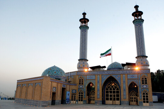 مسجد جامع خرمشهر كه به‌عنوان نماد هشت سال دفاع‌مقدس شناخته مي شود، حالا در دل تهران قرار دارد. اين مسجد در باغ‌موزه دفاع‌مقدس قرار دارد، باغ‌موزه‌ای که به تازگي احداث شده و از نظر تکنولوژی ساخت موزه، قابل‌تأمل است.