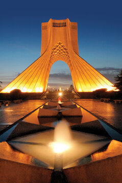 اين برج زيبا در بزرگ‌ترين ميدان‌ تهران واقع شده است. برج آزادي به‌خاطر اهميتش بارها مرمت شده است. شما علاوه بر تماشا و گشت‌وگذار اطراف اش می‌توانید از مجموعه داخل آن شامل موزه، کتابخانه و ... دیدن کنید.