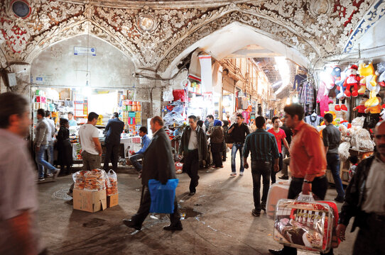 بازار تهران را مي‌توان مركز شكل‌گيري اين شهر بزرگ دانست. جايي كه داد و ستد در آن قرن‌هاست ادامه دارد. سياحت بناهای بازار را هنگام خريد در اين بازار فراموش نكنيد، به‌خصوص كه به تازگي مرمت شده است.