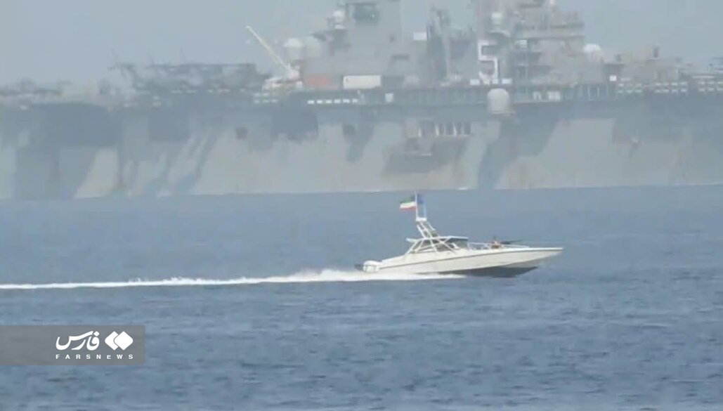 تصاویر و آخرین اطلاعات از رصد ناوگروه بالگردبر آمریکا در تنگه هرمز توسط سپاه | واکنش آمریکایی ها چه بود؟