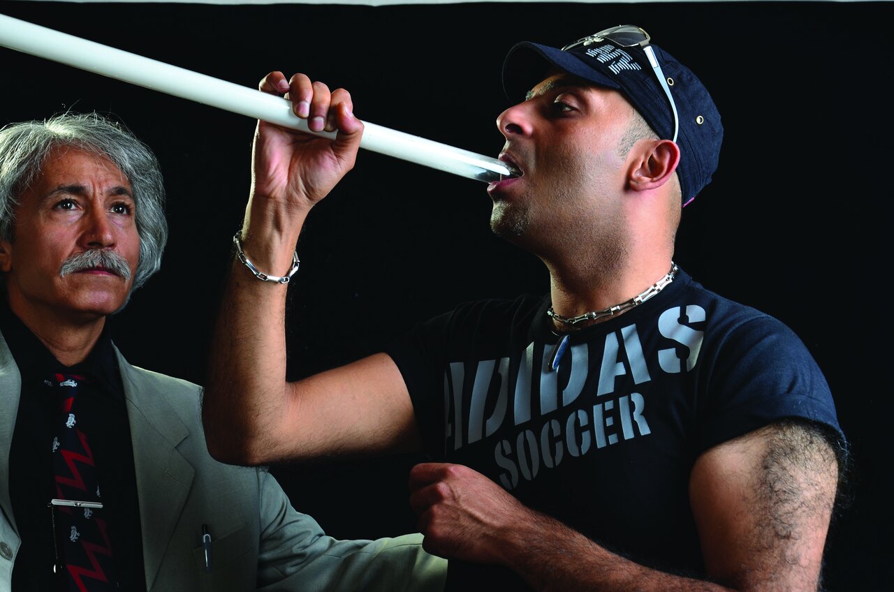 مردی که مثل آب، شیشه میخورد!