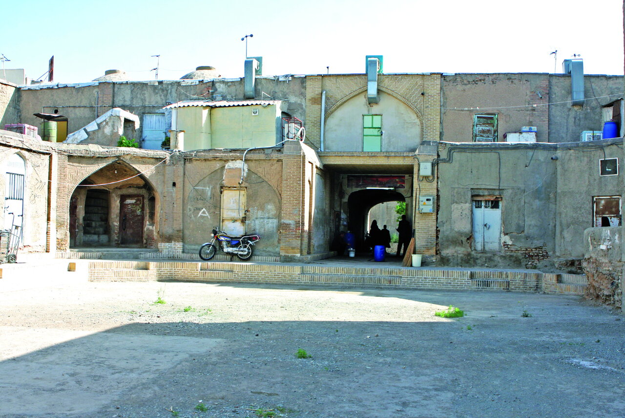 اسرار کوچه سلام در محله سرتخت | کاروانسرای دوقلو و ماجرای انتقال نفت از باکو به تهران