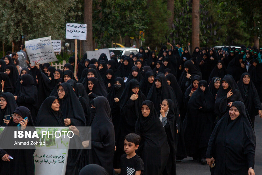 تصاویر دختران زینبی با شعارهای اعتراضی علیه بیحجابی | ... یا عزل یا استعفا