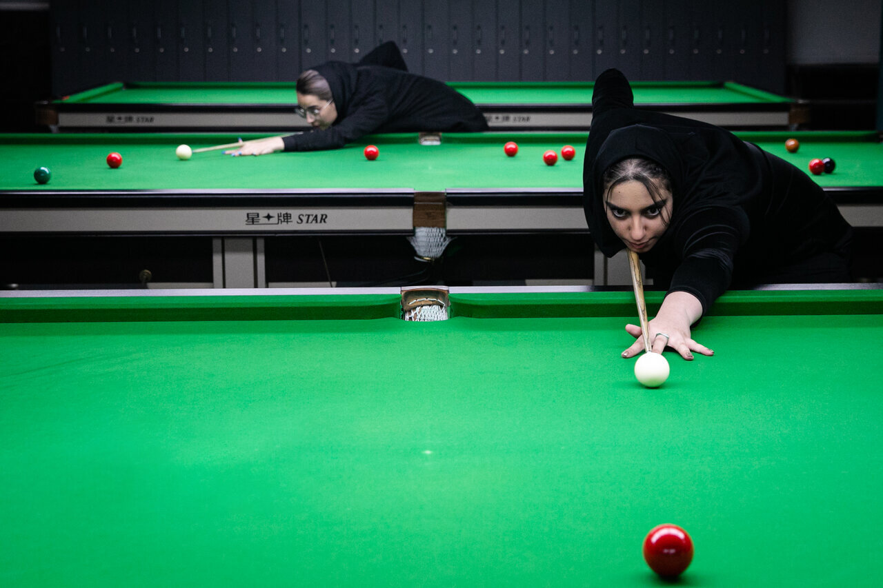 تصاویر | ژستهای خاص و پوشش متفاوت دختران ایرانی در مسابقات اسنوکر