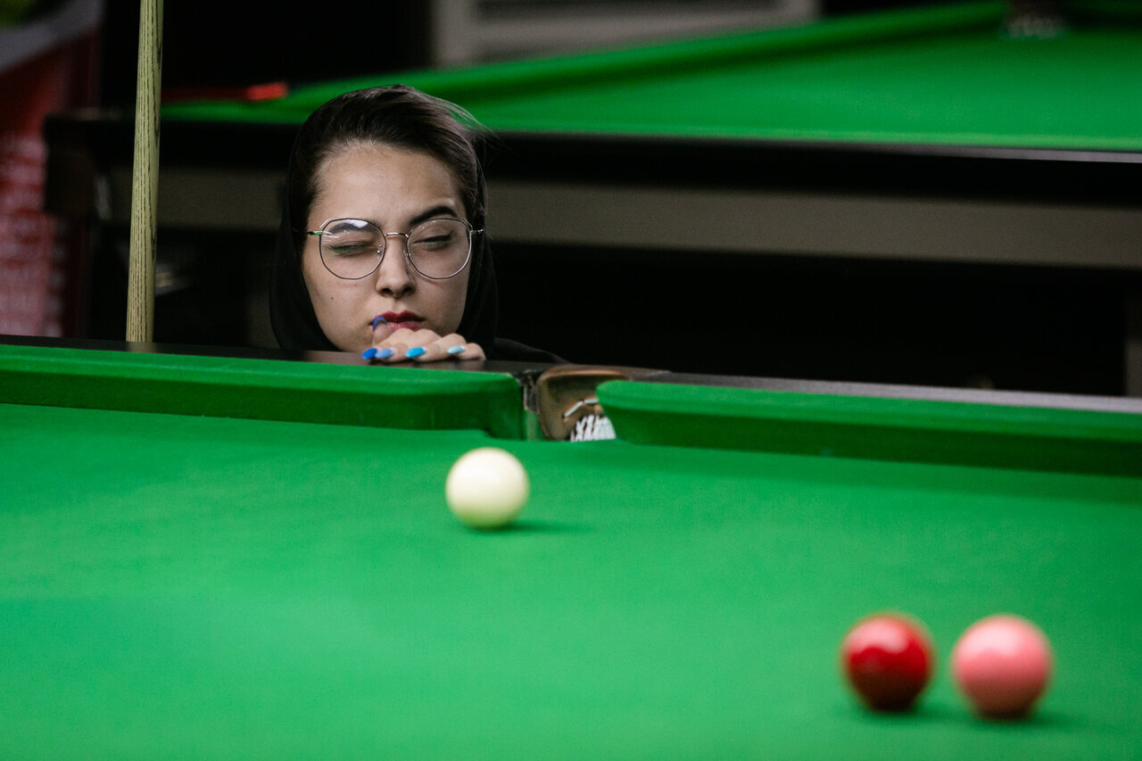 تصاویر | ژستهای خاص و پوشش متفاوت دختران ایرانی در مسابقات اسنوکر