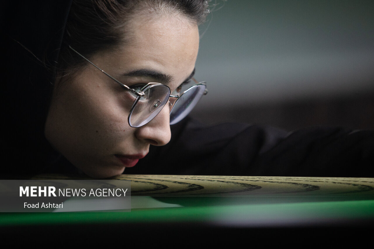 تصاویر | ژست‌های خاص و پوشش متفاوت دختران ایرانی در مسابقات اسنوکر