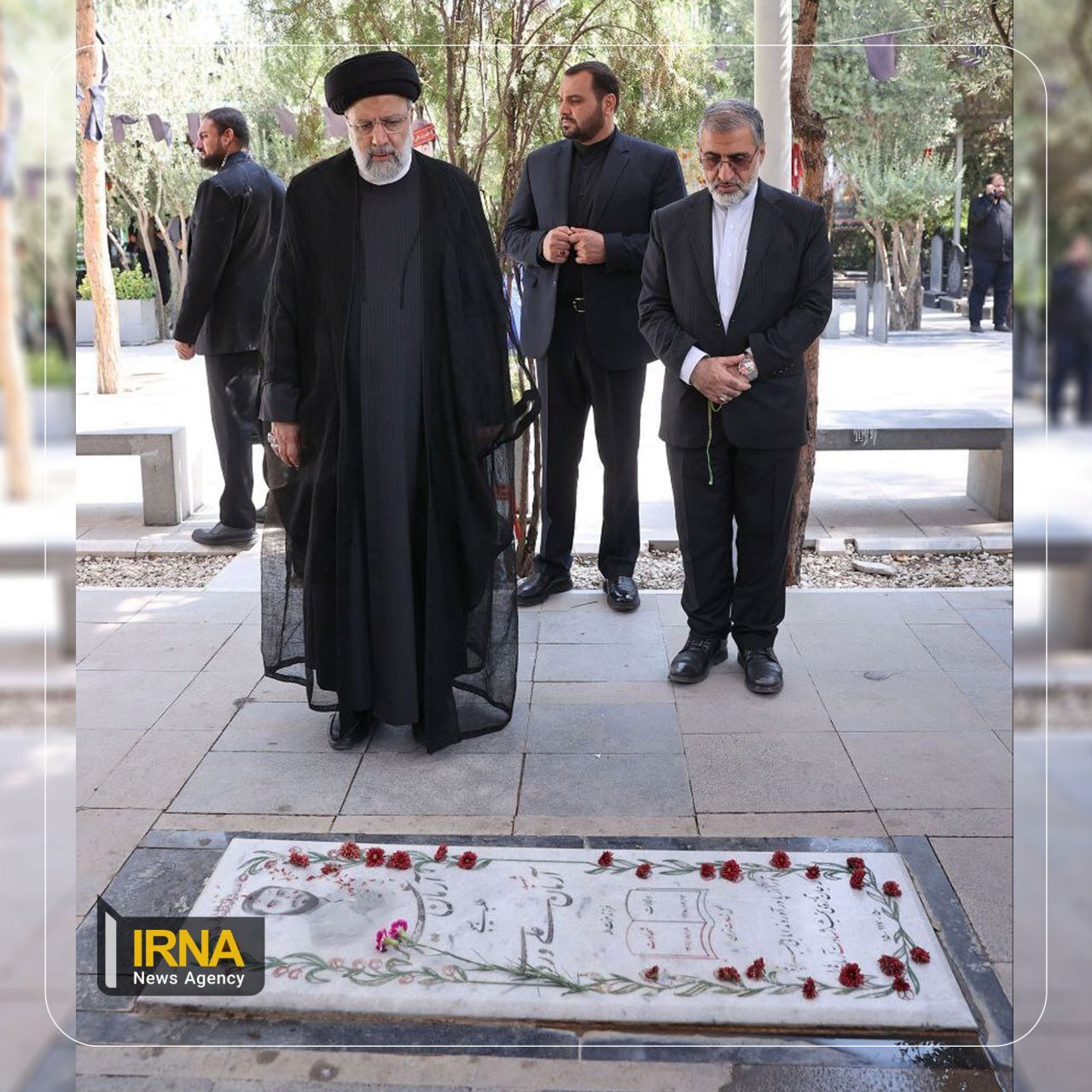 حضور رئیسی بر سر مزار طلبه شهید آرمان علی‌وردی