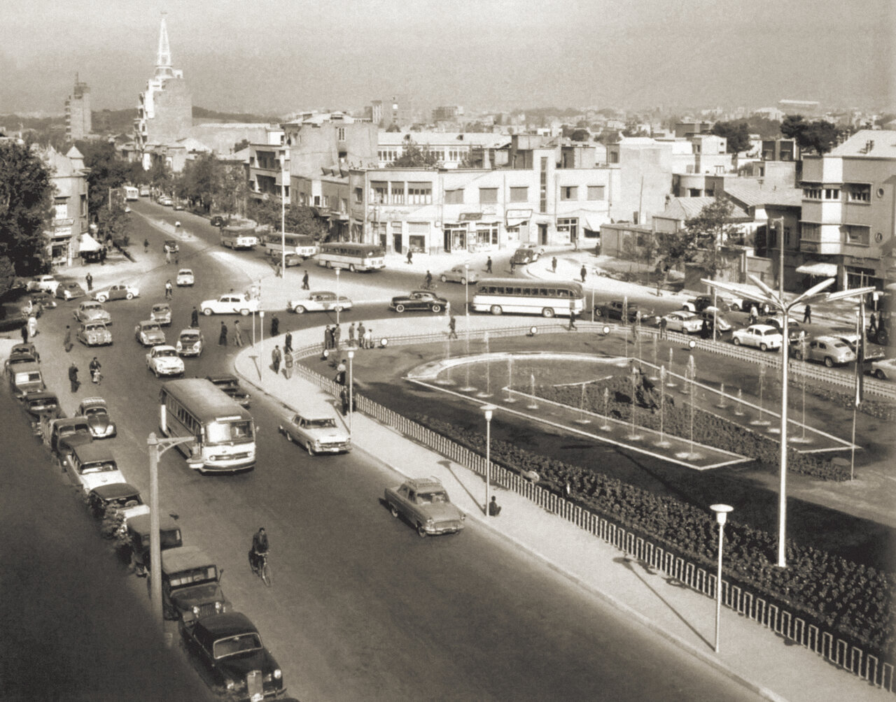 تصاویری نادر از تهران قدیم ؛ وقتی که شترها در میدان آزادی قدم می‌زدند