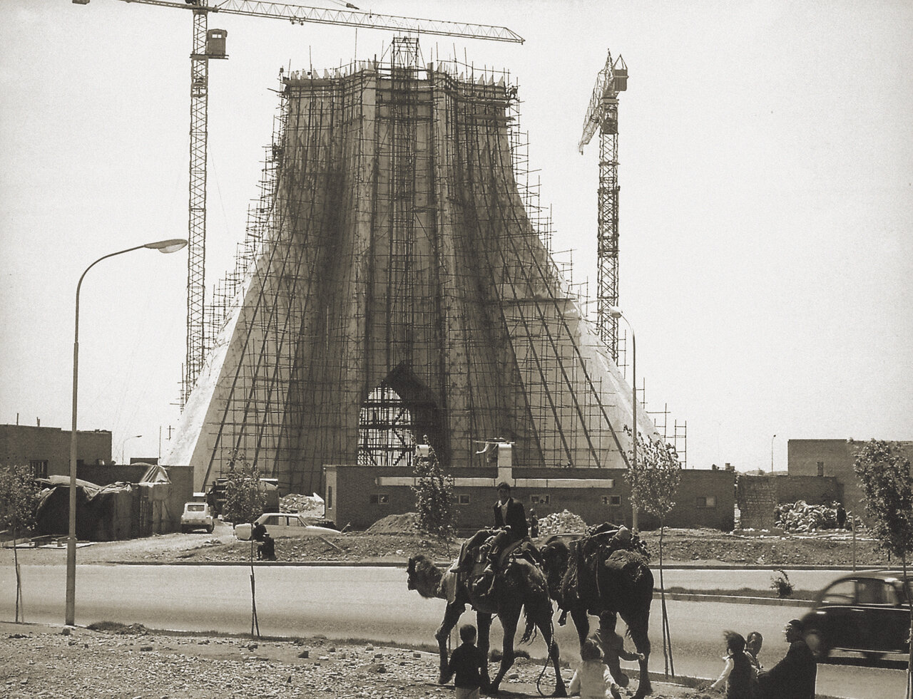 تصاویری نادر از تهران قدیم ؛ وقتی که شترها در میدان آزادی قدم میزدند