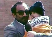 تصاویر فرزند سرکرده منافقین در آغوش شهید لاجوردی! | لحظه بوسه بر دستان کودک را ببینید